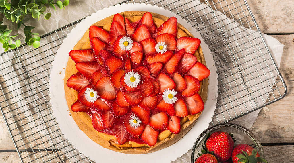 Käsekuchen mit gefächerten Erdbeeren von oben