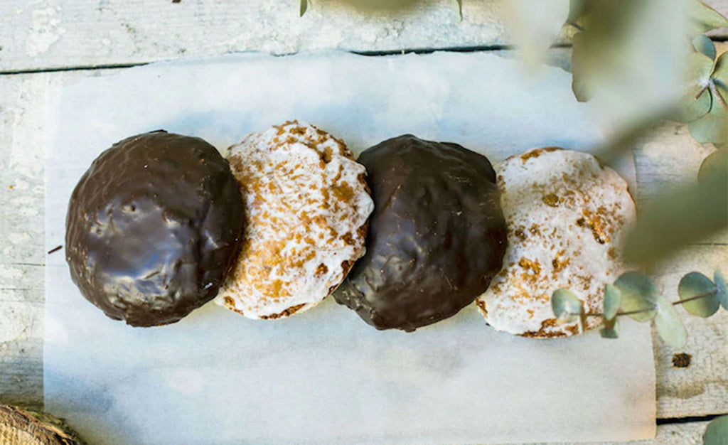 Elisenlebkuchen mit Schokoladen- und Zuckerglasur
