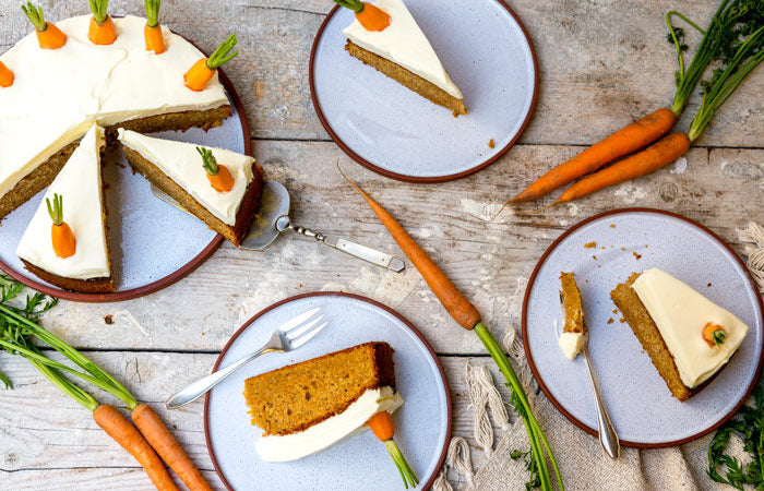 mehrere Stücke Karottenkuchen von Oma Hildegard auf Tellern