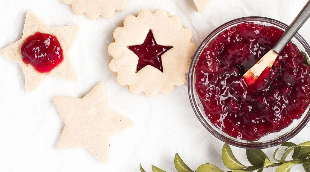 Plätzchen und Glas mit Marmelade für die Füllung