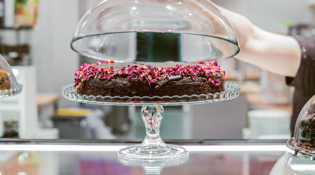 Schokoladenkuchen von Kuchentratsch wird mit einer Haube abgedeckt