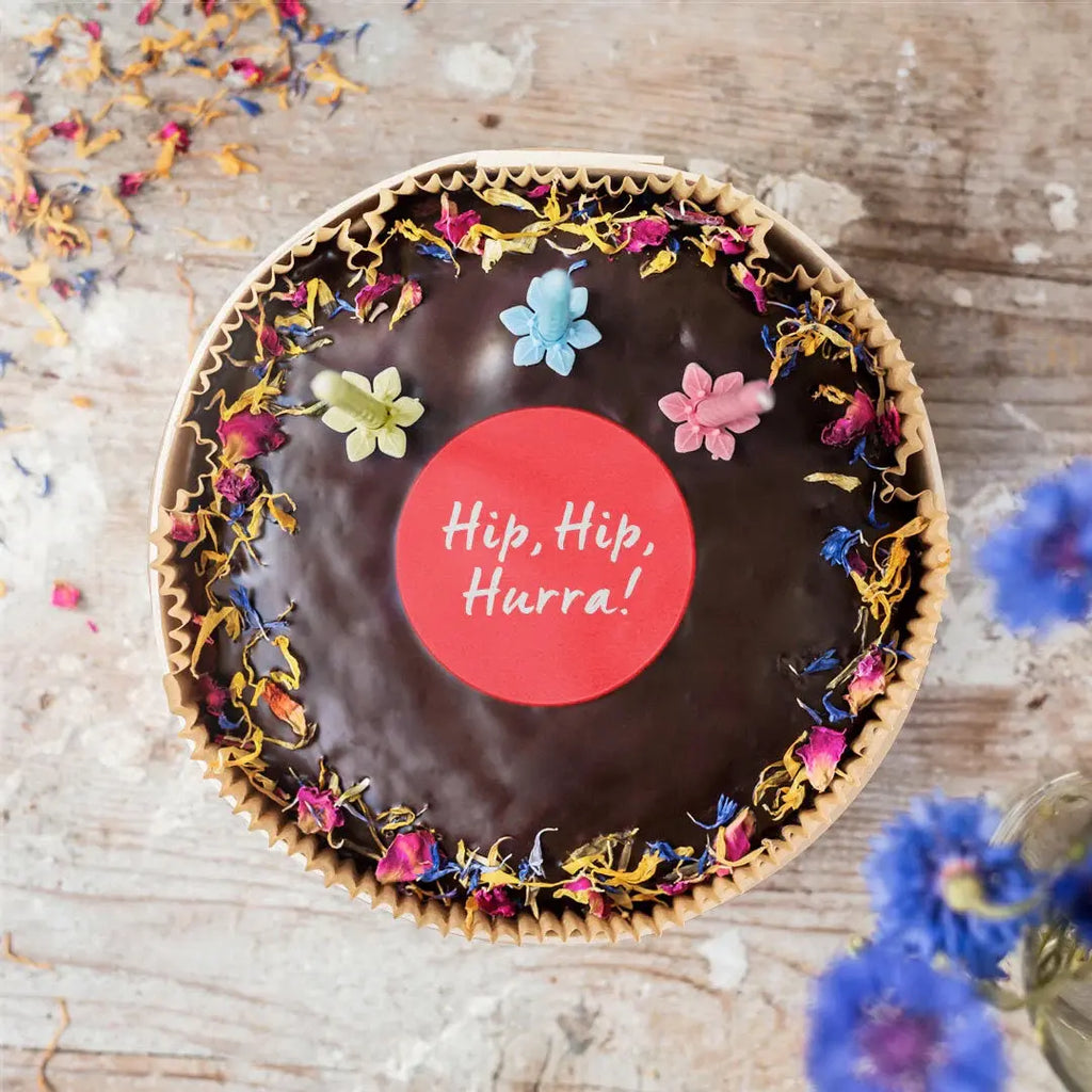 Mini Geburtstagskuchen Schoko von Kuchentratsch mit Hip, Hip, Hurra-Oblate