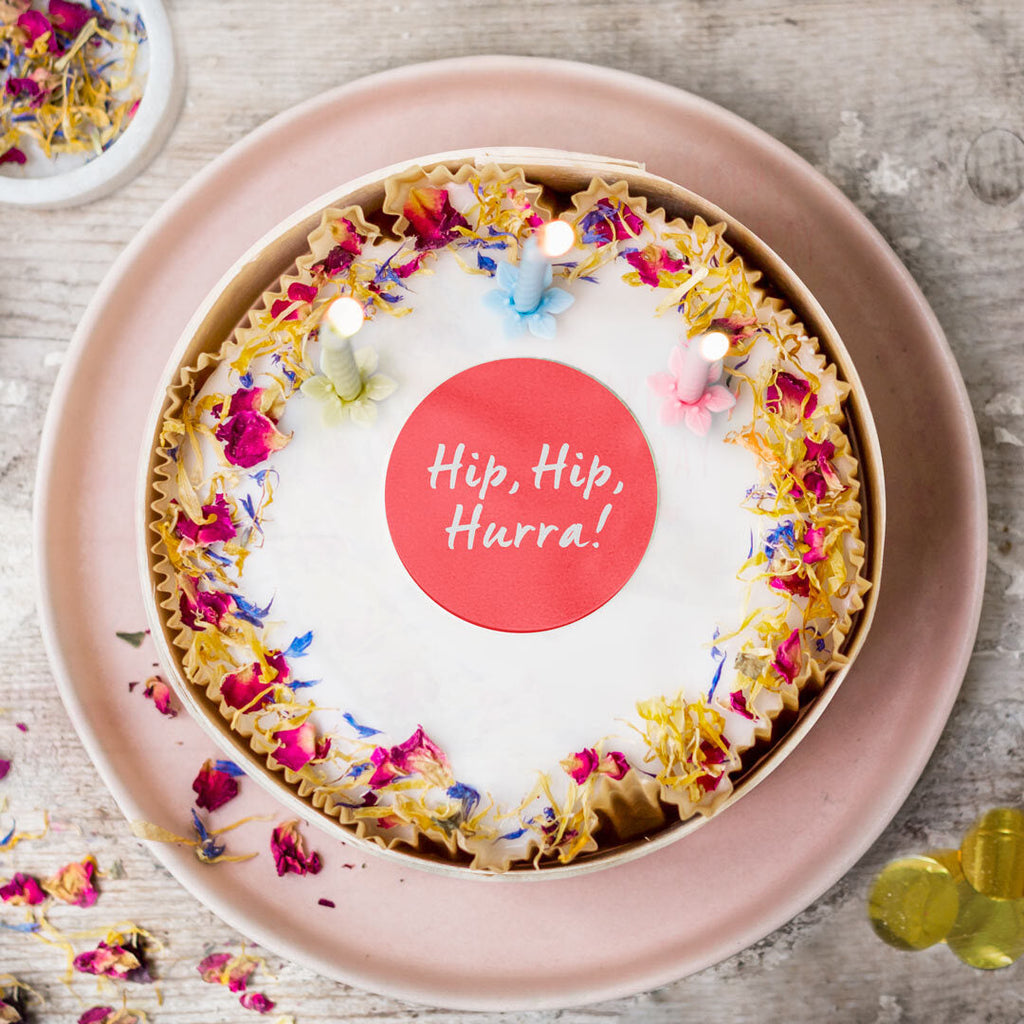 Mini Geburtstagskuchen Karotte von Kuchentratsch mit Hip, Hip, Hurra-Oblate
