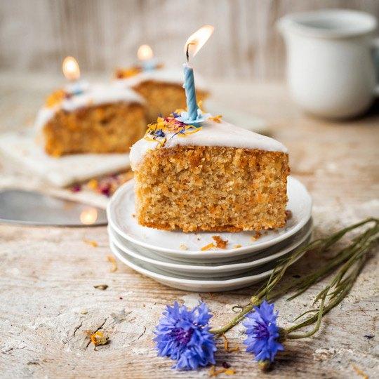 ein Stück Mini Geburtstagskuchen Karotte von Kuchentratsch